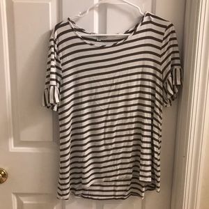 Grey and white striped top with flowy sleeves | size M